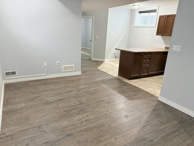 Salon et cuisine - 34 Mullin Dr Unité Downstairs