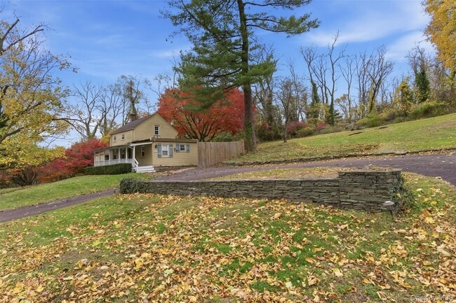 Photo - 327 W Neck Rd