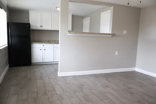 Building Photo - 7515 Bayway Dr Unit 6