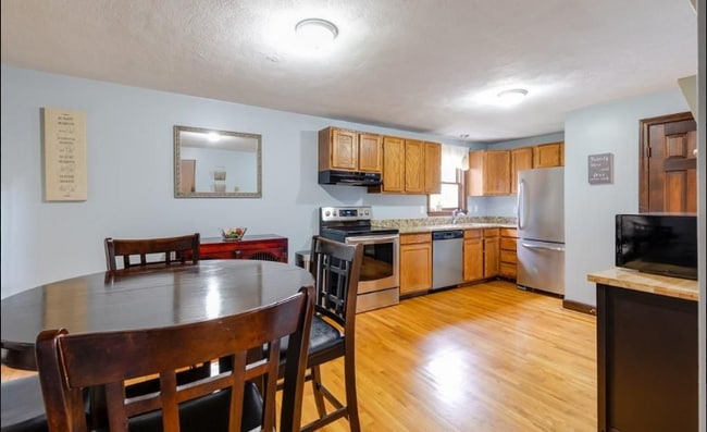 Photo - 52 Winnepurkit Ave