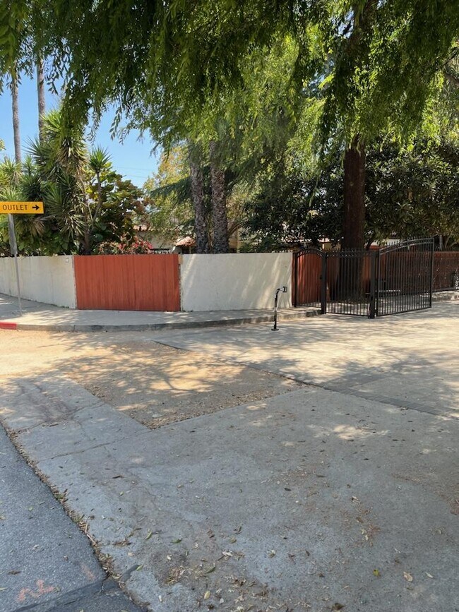 Muro alrededor de la casa - 3836 Laurel Canyon Blvd