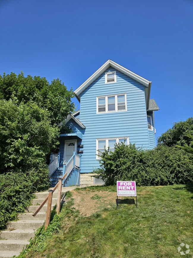 Building Photo - 1668 N Van Buren St Unit Lower Rental