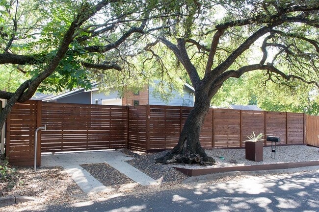 Photo - 903 Herndon Ln