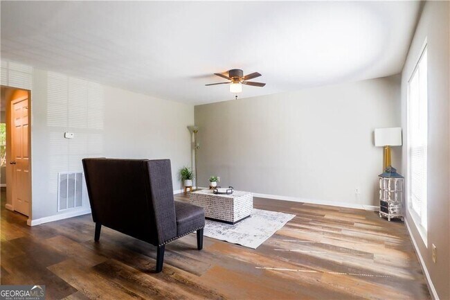 Photo - 5823 Strathmoor Manor Cir