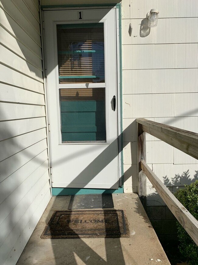 Photo - Absolutely Adorable two bedroom is move in ready! Unidad 12 Pollux Circle E. -Apt 1