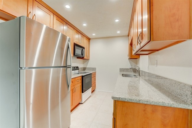 Building Photo - 8338 Regents Rd Unit 1Q