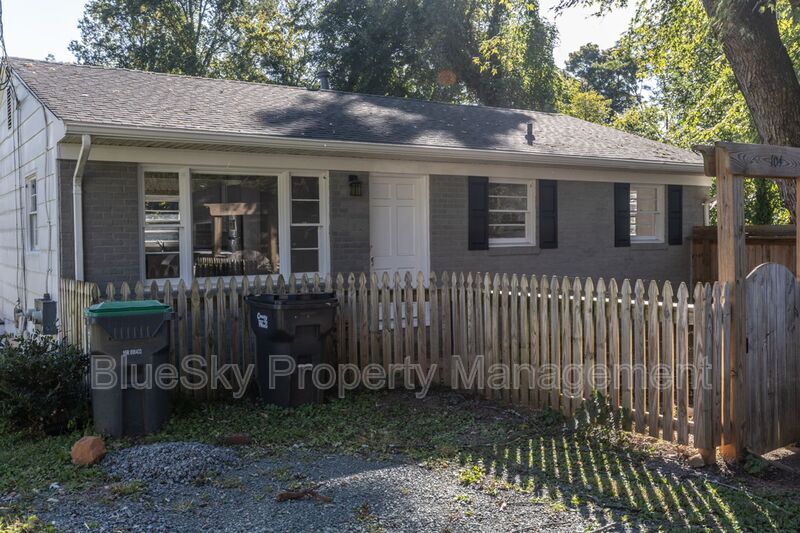 Photo - 104 Stratford Court