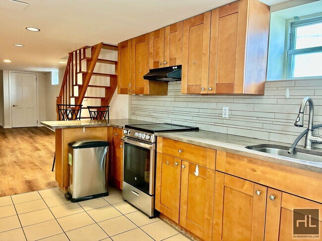 Photo - Large 2.5 bed 2 bath duplex with in unit W/D, Private Yard, Shed & Parking Available for an addit... Unidad 1