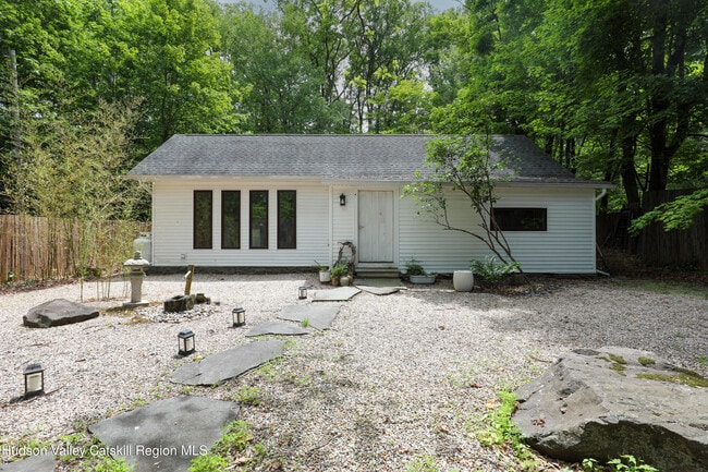 Building Photo - 10 Fitzsimmons Ln