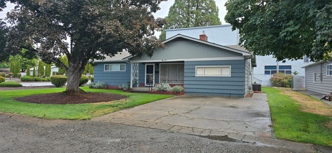 Building Photo - Well Maintained, Centrally Located 3 Bedro... Rental