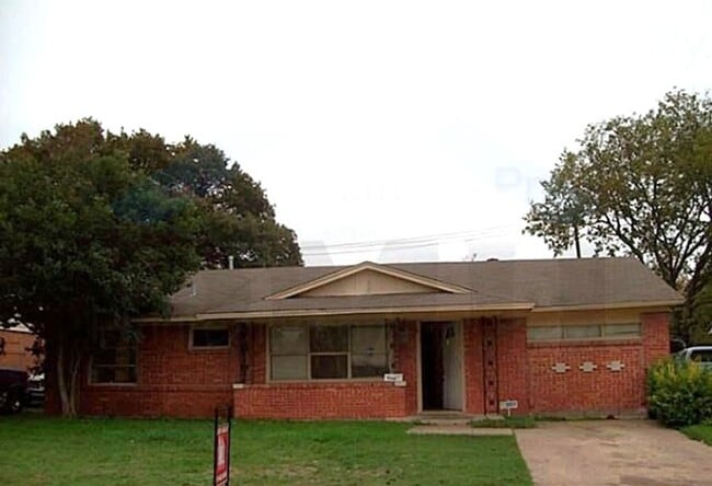 Building Photo - COMING SOON! Classic Red-Brick 4-Bed, 1-Ba...