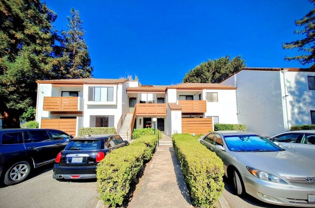Building Photo - Spacious First Floor 2bd Condo With Laundr...