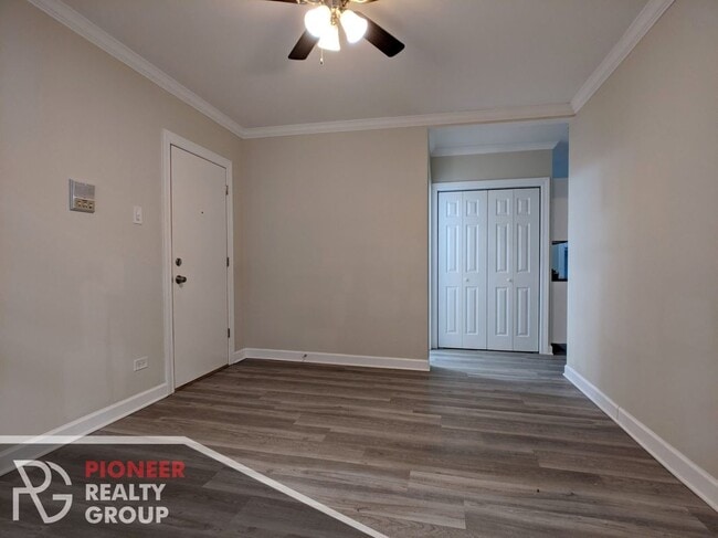 Building Photo - 837 W Cornelia Ave Unit 1N