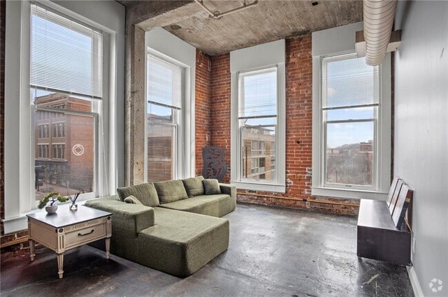 Building Photo - 113 W 5th St Rental