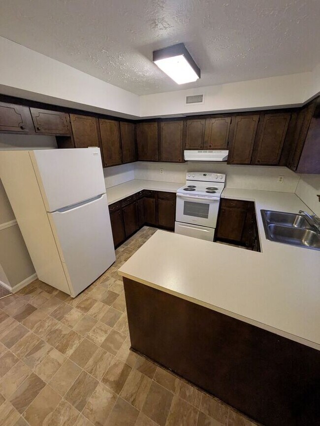 Photo - 3BD/2BA Townhome in Hickory!