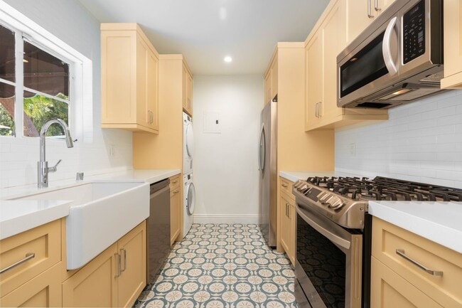 Photo - 5161 Village Green