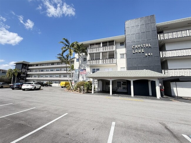 Building Photo - 941 Crystal Lake Dr Unit 305