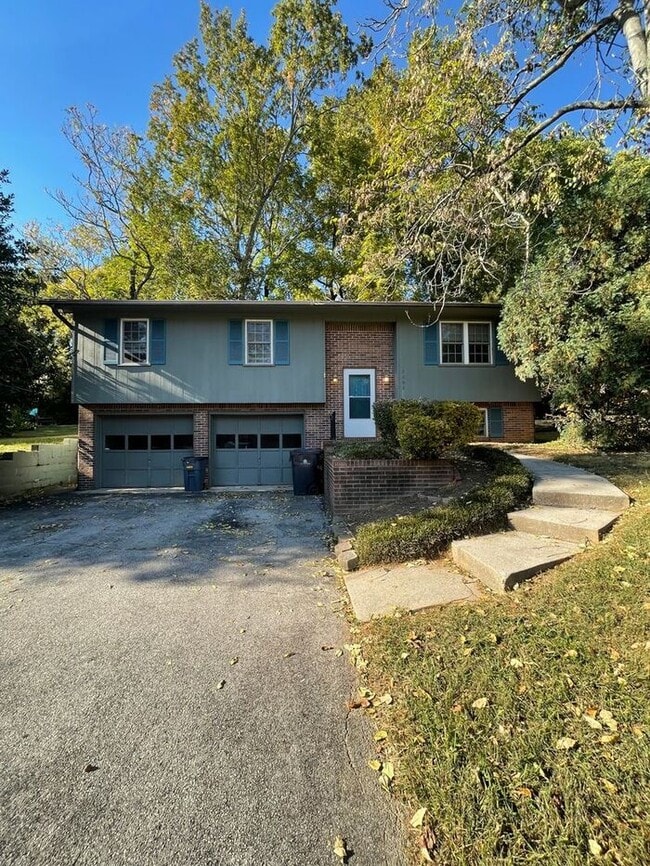 Building Photo - 3 bed, 2.5 bath, 2 car garage split foyer home in West Knoxville