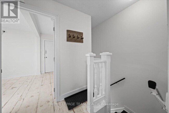 Photo - 135 Upper Lorne Pl