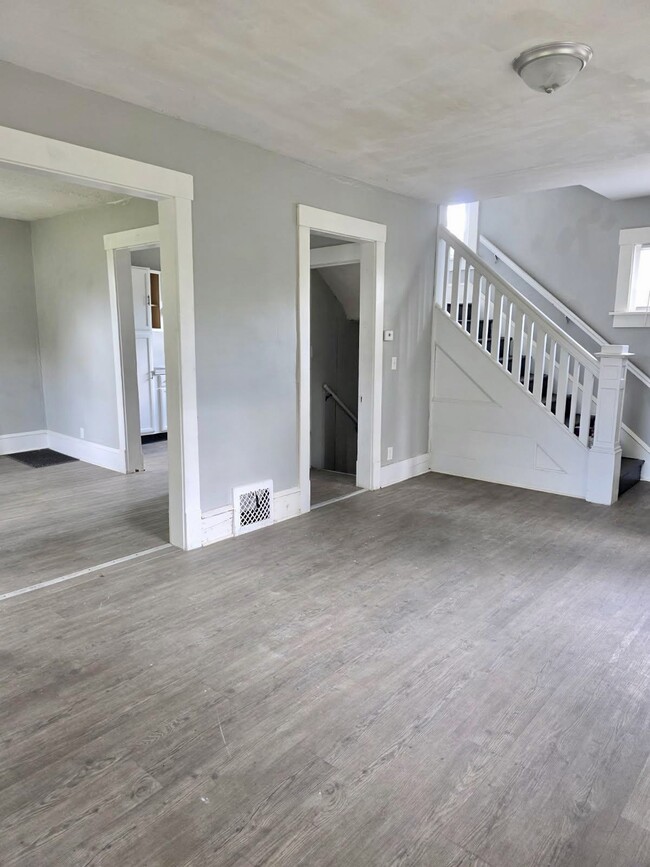 Photo - 1411 Laiblin Pl NE