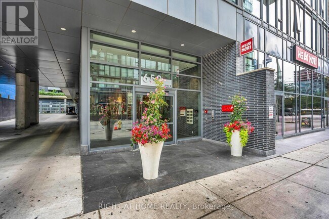 Photo - 650 King St W Unit 605