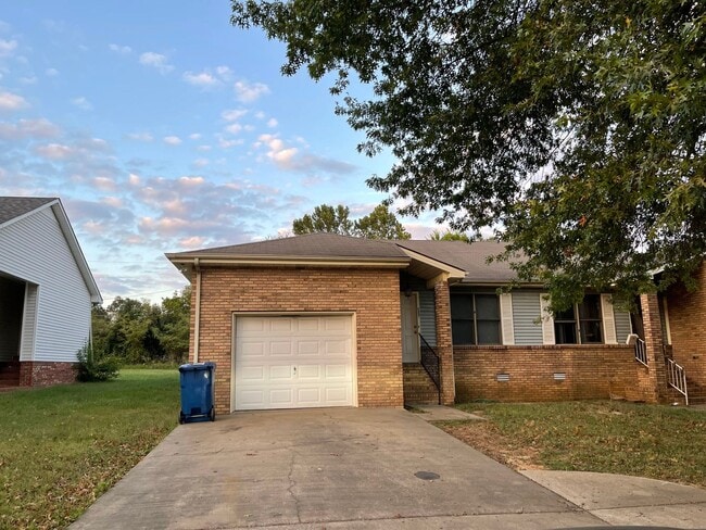 Building Photo - 1006 Northwood Dr Unit A