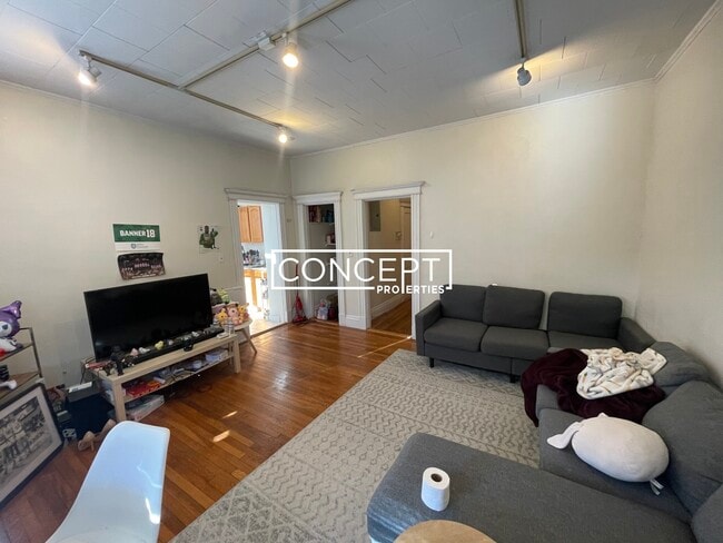 Building Photo - 18 Euston St Unit 2B