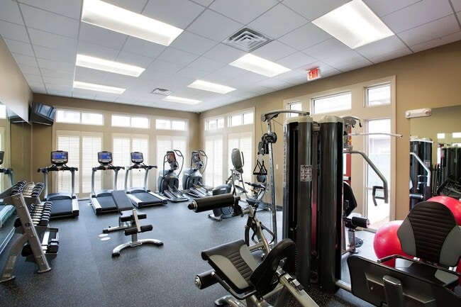 Mejora tu rutina de ejercicios en SunStone at Fox Ridge con nuestro gimnasio de última generación, equipado con lo último en tecnología y abundante luz natural. Alcanza tus objetivos de salud en un ambiente motivador. ¡Agenda una visita hoy mismo!