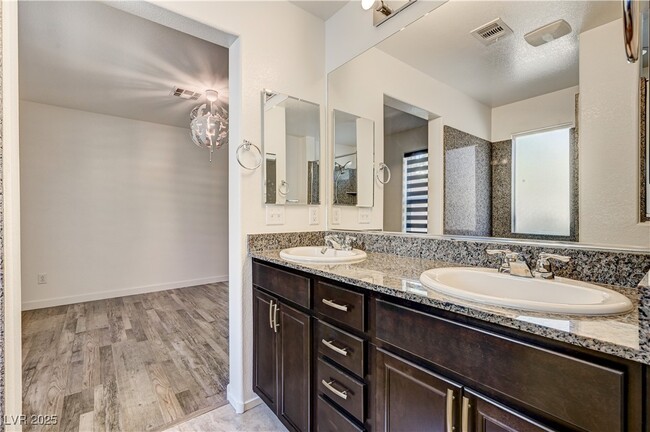 Photo - 1050 Spotted Saddle St