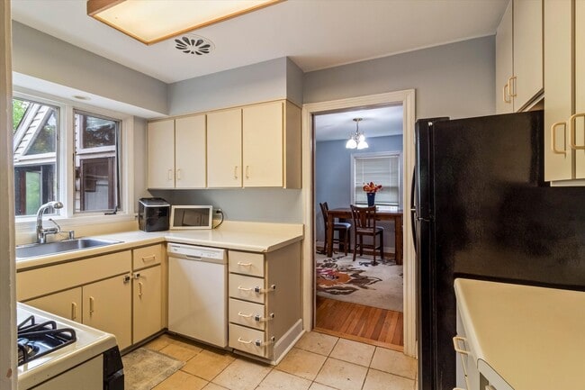 Photo - 745 Greenview Pl