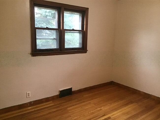 Building Photo - 3 Bedroom single family home