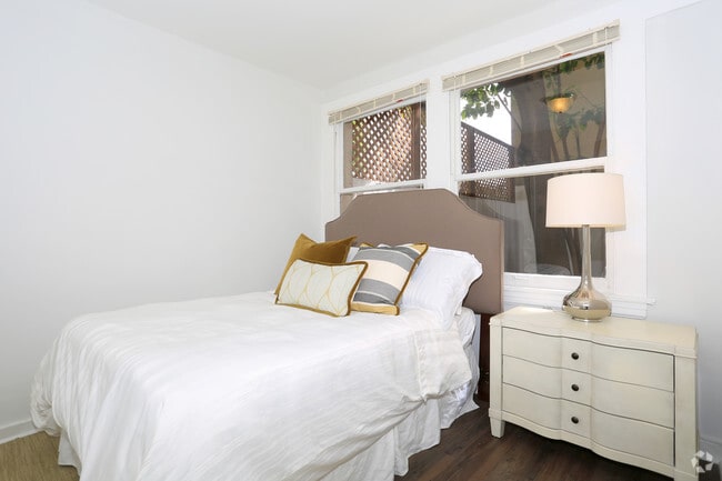 2BR, 1BA Room 2 - 635 Ellis