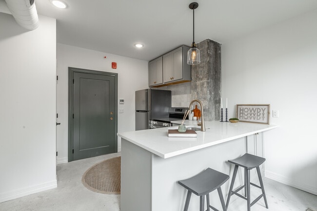Building Photo - 117 E 7th St Rental