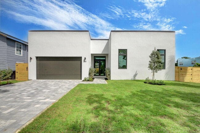 Building Photo - 901 Upland Rd