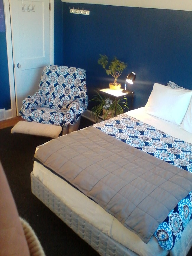 Full bed & rocker - 102 W College St Rental