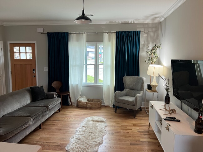 Building Photo - Room in House on Holland Ct