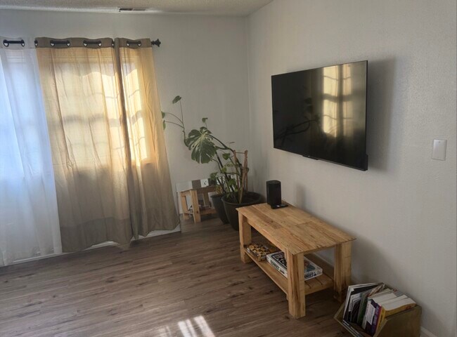 Photo - 1120 E 6th St Unidad 2