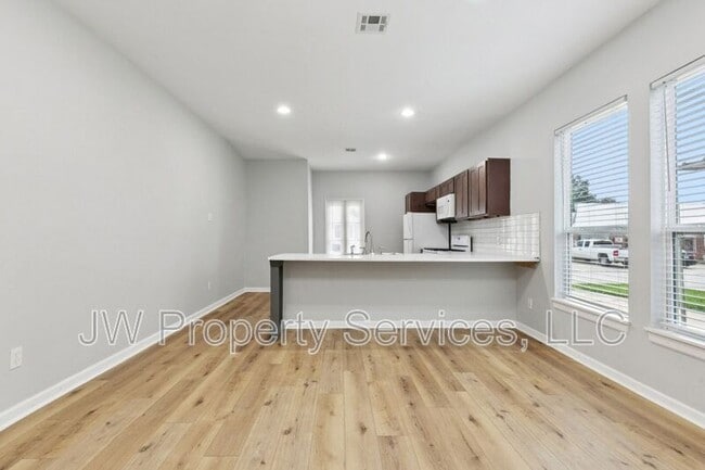Photo - 3701 Derbigny St