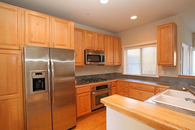 Photo - 2bd/2.5ba Kirkland Townhome