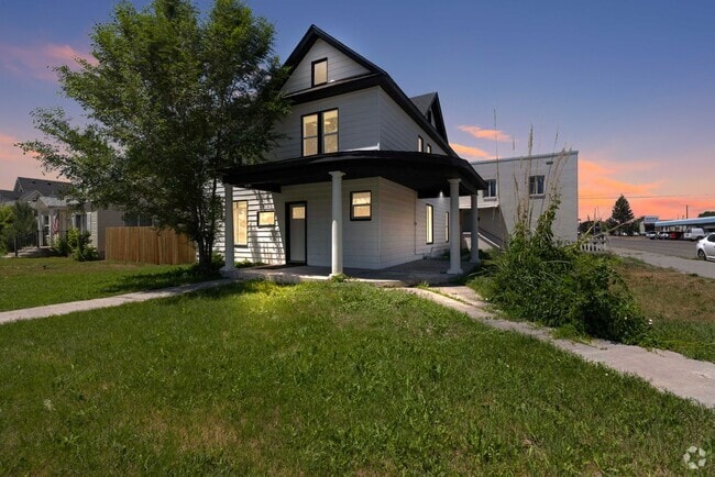 Building Photo - 5 Bed 2 Bath MODERN HERITAGE HOME
