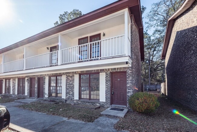 Building Photo - 2 Bedroom, 1.5 Bathroom Townhome - Summerville