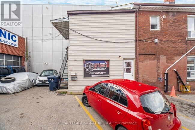 Photo - 3331 Dundas St W