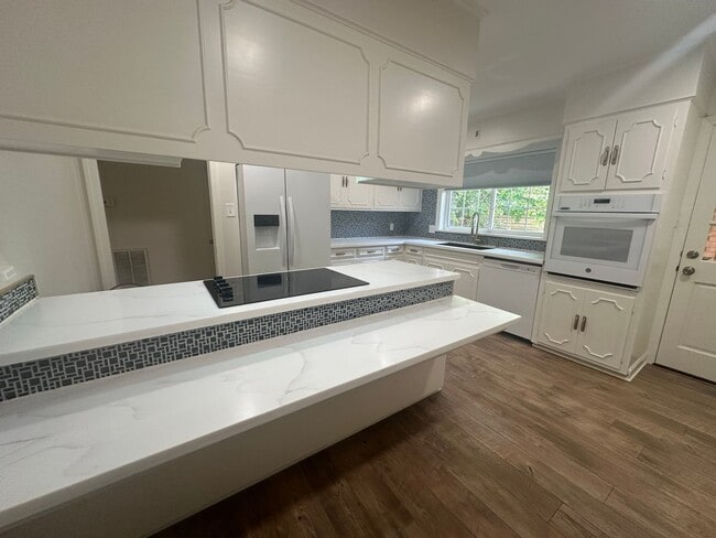 Photo - Gorgeous 3 Bedroom South Highland Home with Bonus Room!