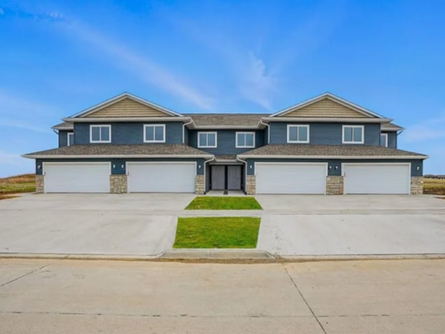 Building Photo - Spacious 3 BR/3Bath Townhome Unit 2004 Croell  Avenue