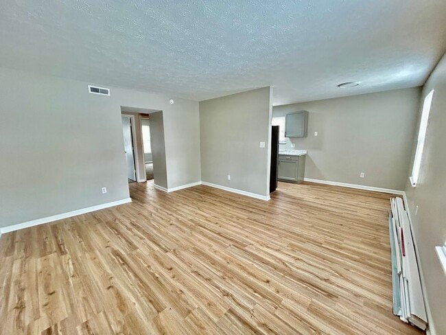 Photo - FULLY REMODELED DOWNSTAIRS UNIT! Unidad A