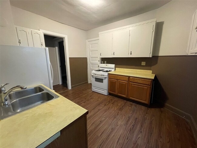 Photo - 833 German St