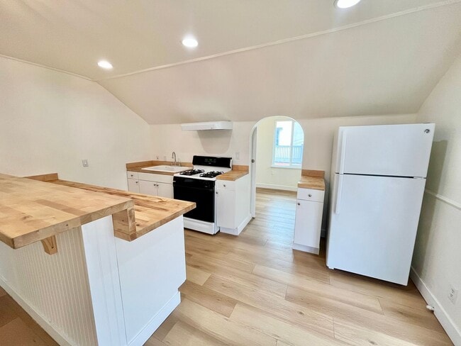 Photo - Upstairs 2 Bedroom Apartment with Arched D... Unit 3310 Columbia