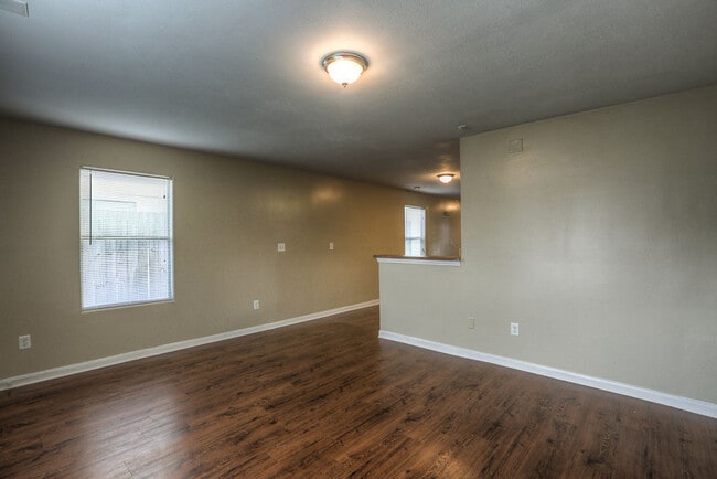 Building Photo - 4 Bed / 3 Bath Duplex — 1 Month Free | North Houston