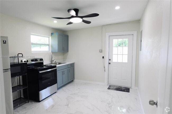 Building Photo - 1806 N 43rd Ave Unit B Rental