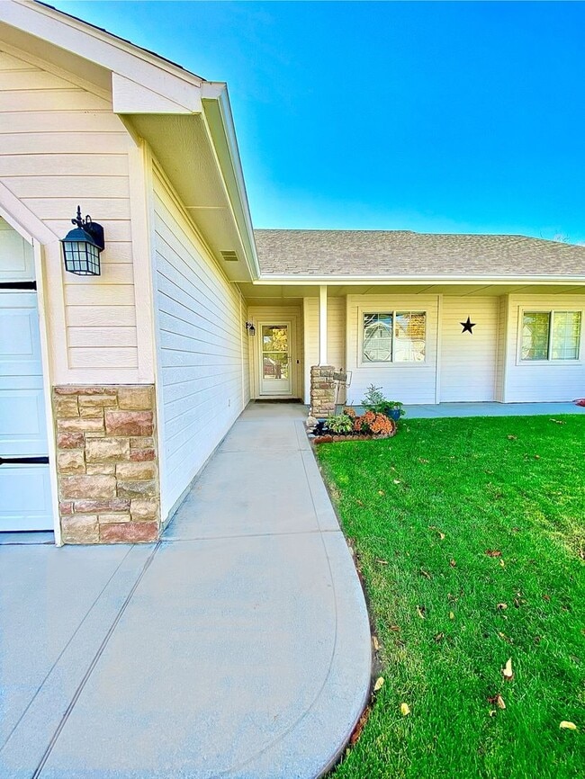 Photo - 3 Bed 2 Bath Single Level Home with 3 Car ...